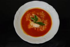 Zupa pomidorowa z ryżem po wenecku, ma bardziej jaskrawy - czerwony kolor i konsystencję bulionową