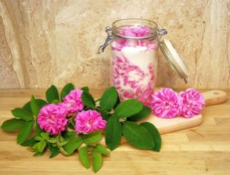 Cukier różany można bardzo łatwo i szybko sporządzić w domowych warunkach