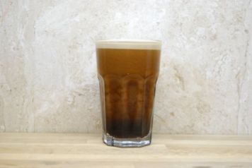 Guinnessa w puszcze w cale nie trzeba potrząsać - jak niektórzy mylnie sądzą w Polsce- wystarczy po prostu otworzyć puszkę i przelać do szkła, a piana się stworzy samoczynnie dzięki azotowi w piwie.